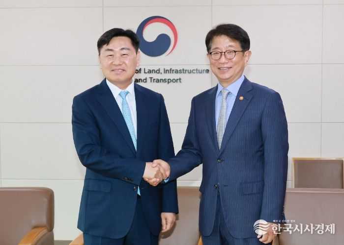 29일 정부세종청사에서 김관영 도지사가 박상우 국토교통부 장관을 만나 전북특별자치도 현안 법안 및 2025년 국가예산에 대한 협조를 요청하고 있다