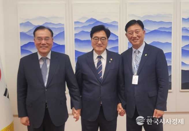 우측부터 김한종 장성군수, 우원식 국회의장, 이개호 의원