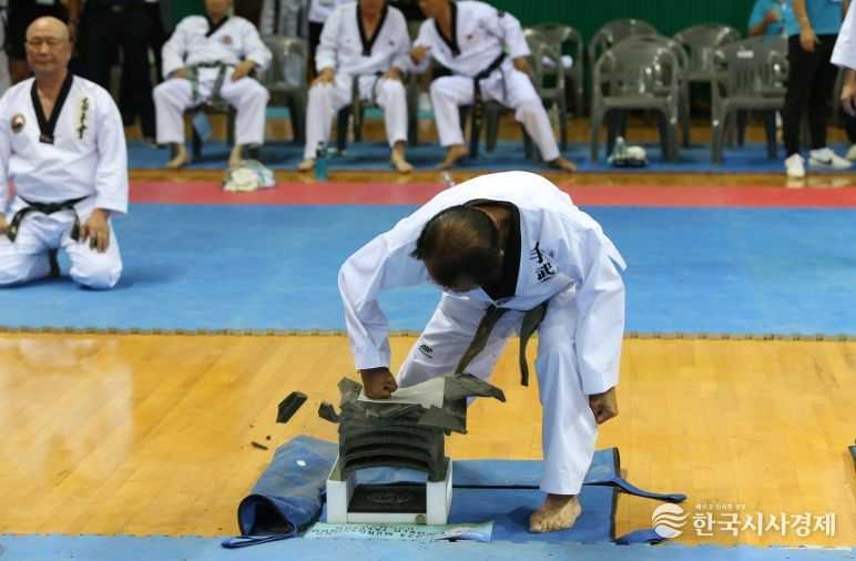 ‘2024 문경 세계태권도한마당’의 최고령 참가자인 최덕수 사범이 격파를 하고 있다.