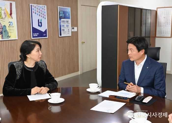 면담중인 조용익 부천시장과 아이다 대사