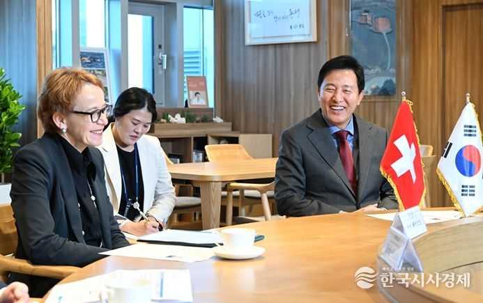 오세훈 서울시장이 8일, 에바 헤어초크 스위스 상원의장을 만나 대화를 나누고 있다.