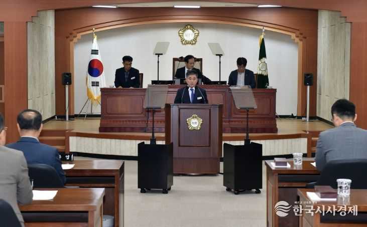 김제시의회 제2차 정례회 시정연설하는 정성주 김제시장