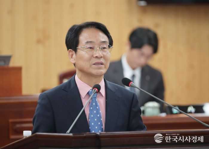 강진원 강진군수가 지난 20일 강진군의회 본회의장에서 2025년 군정방향을 밝히는 시정연설을 하고 있다.