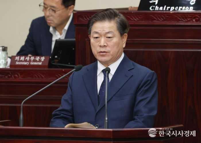 박승원 광명시장은 21일 광명시의회 제2차 정례회 시정연설에서 “국내외 분열과 반목의 정세가 민생을 짓밟고 있음에도 정부는 여전히 민생과 맞닿은 지방정부의 살림살이를 외면하고 있다”며 “일방적인 교부세 삭감 위기를 지방재정 분권의 기회로 삼고, 흔들림 없이 지속가능한 광명시를 만들어가겠다”는 의지를 확고히 했다.