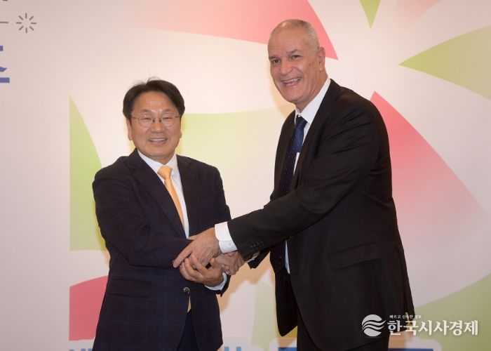 강기정 광주광역시장이 28일 오후 시청 접견실에서 라파엘 하르파즈 주한 이스라엘 대사와 교류 및 협력방안에 대한 의견을 교환한 후 기념촬영을 하고 있다. /광주광역시 제공