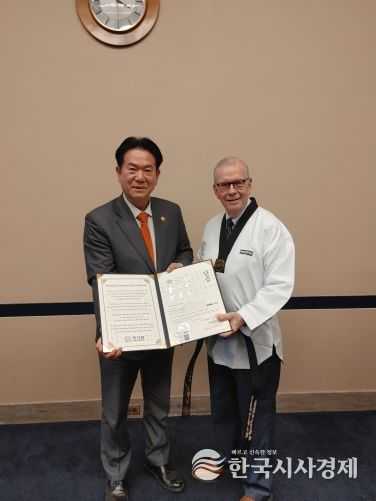 이동섭 국기원장이 미국의 주요 정치인들과의 만남을 통해 문화외교의 새로운 지평을 열며, 한미동맹을 강화했다. 사진은 이동섭 원장(왼쪽)과 팀 월버그(Tim Walberg) 하원의원의 기념촬영 모습