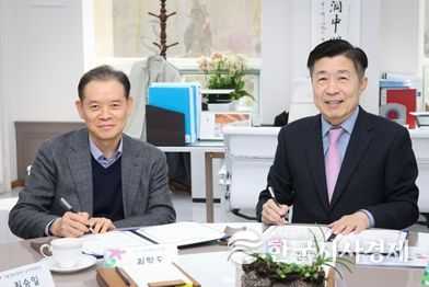 업무협약 체결(왼쪽 최항도 서울신용보증재단 이사장 / 오른쪽 전성수 서초구청장)