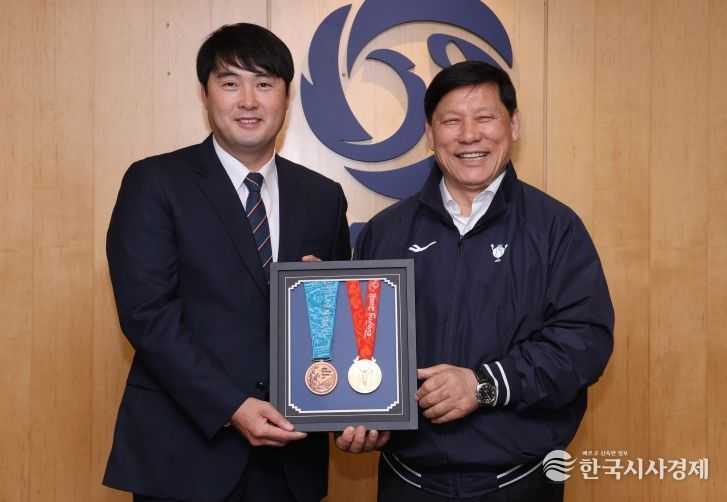정대현 삼성 수석코치-허구연 KBO 총재 메달 전달식