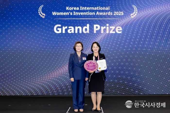 이해연 한국여성발명협회장(좌)이 올해의 여성발명왕 서윤경 대표(우)와 기념촬영을 하고 있다.