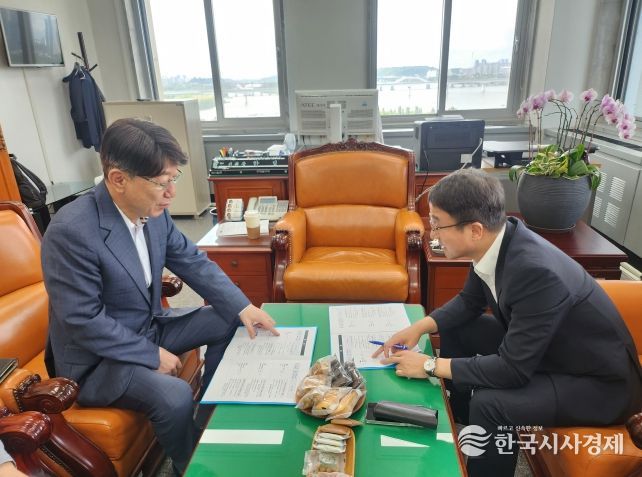 좌 - 우범기 전주시장, 우 - 한병도 예결위원장