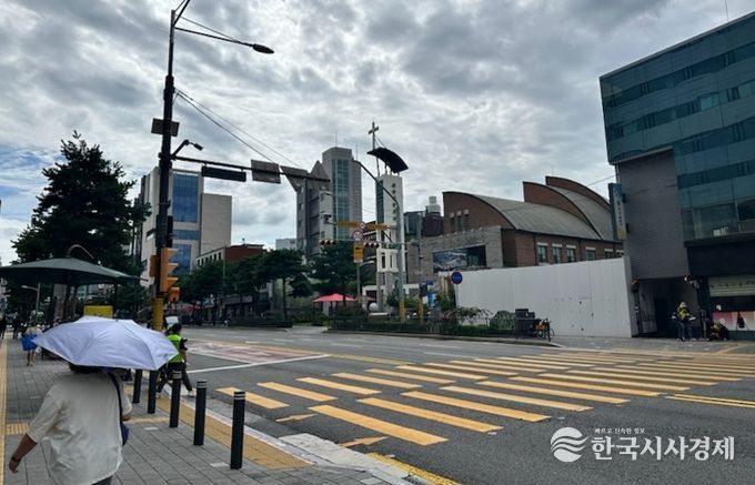 보행신호 자동연장 시스템이 적용된 청구초 앞 횡단보도 사진