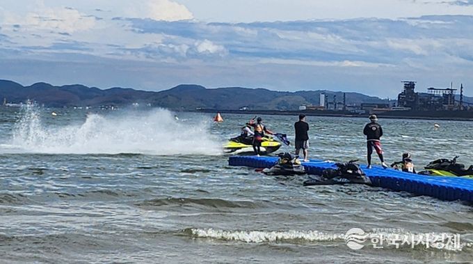포항시는 21일 포항 영일대해수욕장에서 ‘2025 포항시장기 전국 수상오토바이 챔피언십’을 개최했다.