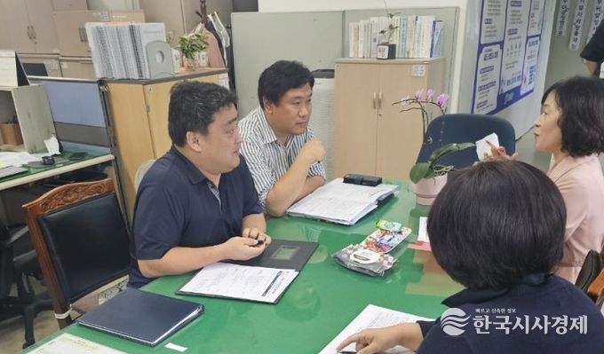 세외수입 체납담당자와 1:1 맞춤형 컨설팅을 진행하고 있다.