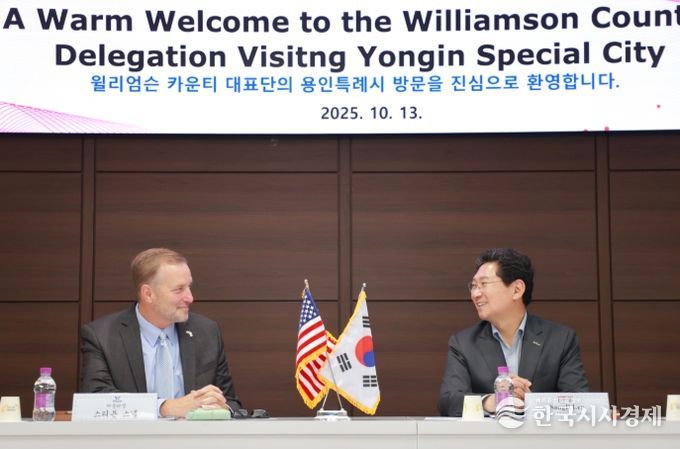 이상일 용인특례시장(오른쪽)과 스티븐 스넬(왼쪽)미국 텍사스주 윌리엄슨카운티장이 13일 용인특례시청 접견실에서 양 도시의 발전 방안을 논의하고 있다.