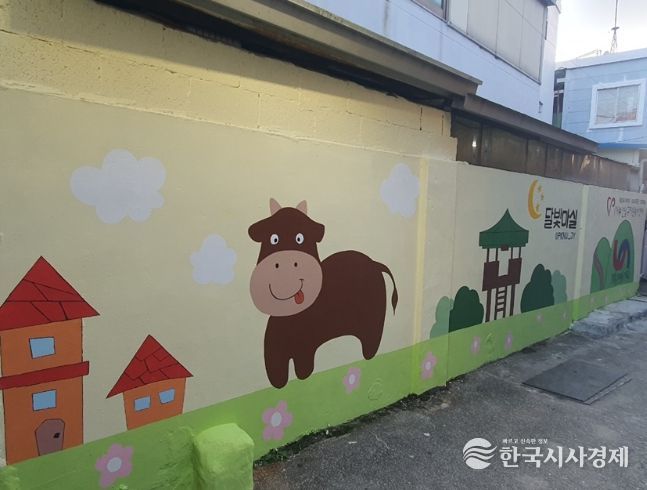 붓끝으로 물든 골목, 마음으로 피어난 마음