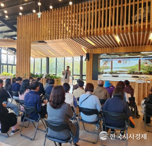 시민들이 정원워케이션센터에서 열린 ‘치유관광 미래전략 릴레이 특강’에 참석해 강연을 듣고 있다