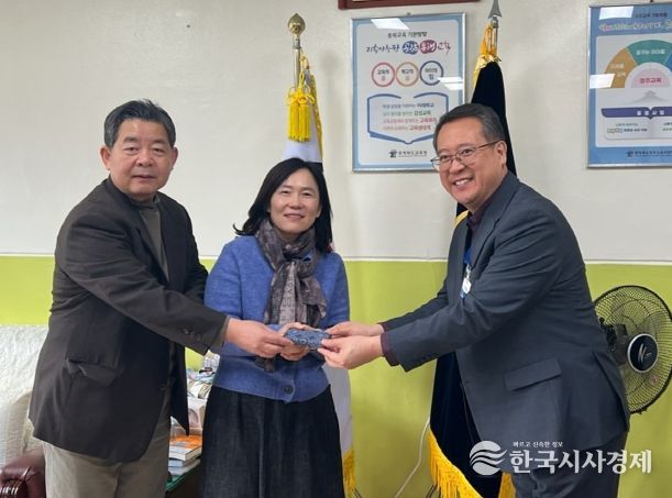 청주시립합창단, 학교 교가 업그레이드 ‘교가 드림’ 진행. 사진(왼쪽부터 이민영 청주시립합창단 예술감독 겸 상임지휘자, 윤남용 문예운영과장, 정성용 청주중앙여고 교장)