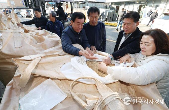 산내농협 경제사업장에서 ‘2025년산 공공비축미곡 건조 벼 매입’이 진행되고 있다.