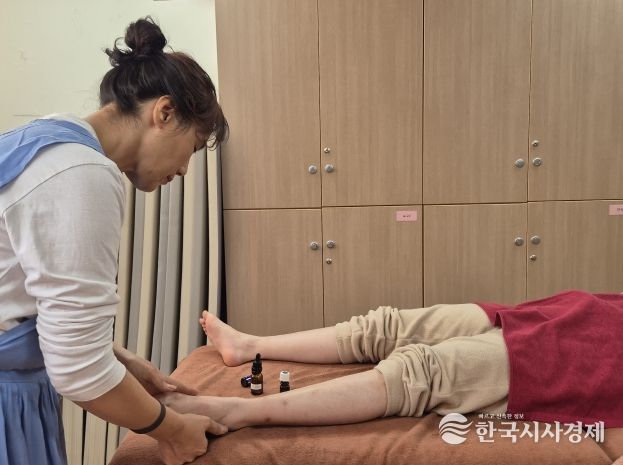 서부장애인복지관, 지역 선도! 중증장애인 대상 1대1 아로마테라피 “레인드랍” 마사지 시작