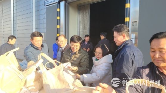 이호범 화순 부군수가 26일 사평육묘장을 직접 방문해 2025년산 공공비축미곡 매입 상황을 점검하고, 농업인들을 격려했다.