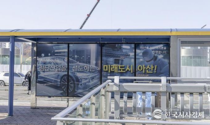 홍보게시대 좌측과 우측면 사진