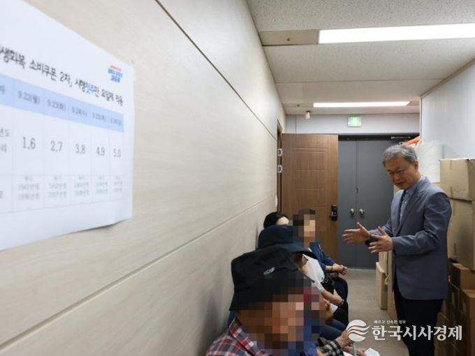 장인홍 구로구청장이 민생회복 소비쿠폰 신청 대기 중인 어르신들과 인사를 나누고 있다.