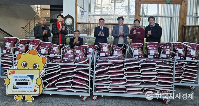 26일 관내 기업이 화성특례시 정남면에 취약계층을 위한 720만 원 상당의 수향미를 전달했다