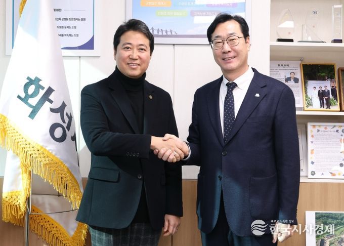 정명근 화성특례시장이 최고조 주한 가나 공화국 대사와 기념촬영을 하고 있다