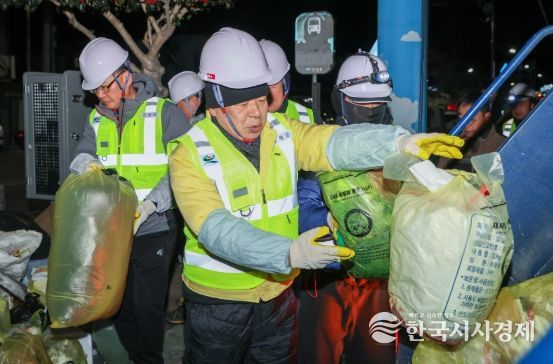 고성군, 새해 새벽을 쓰레기 수거와 환경근로자 격려로 시작하다
