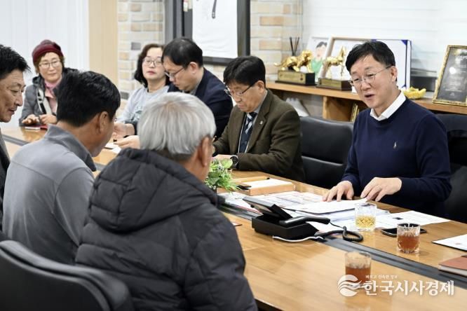 이민근 안산시장(오른쪽 두번째)이 5일 안산시청에서 풍·육도 주민들과 간담회를 진행하고 있다.