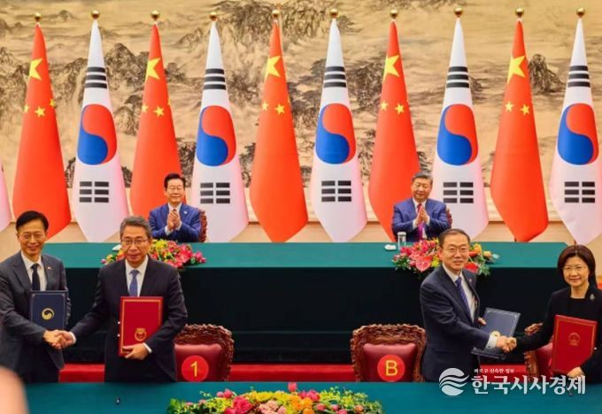 이명구 관세청장(오른쪽에서 두번째)이 5일 중국 베이징에서 쑨 메이쥔 중국 해관총서장과 지식재산권 보호를 위한 상호 협력에 관한 양해각서를 체결한 뒤 기념 촬영하고 있다.