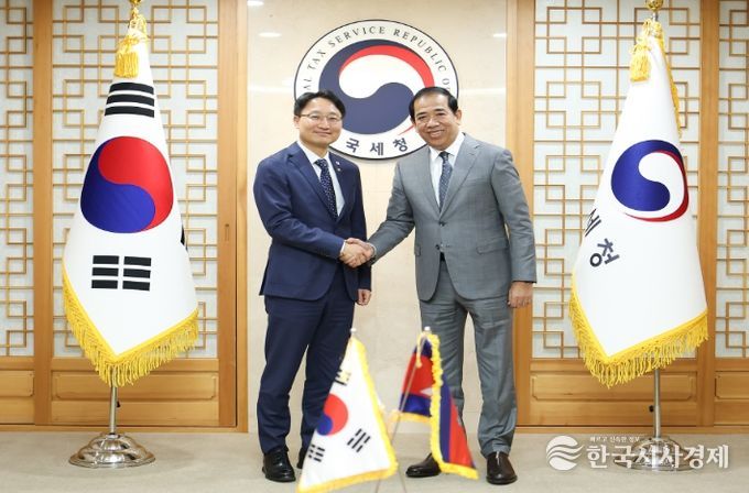 한-캄보디아 국세청장회의(임광현 국세청장과 꽁 위볼 캄보디아 국세청장)