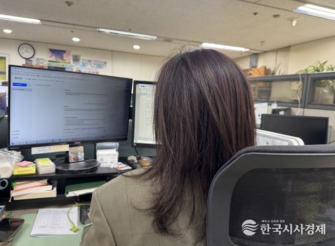 송파구청 직원이 AI비서를 사용해 행정 업무를 처리하고 있다