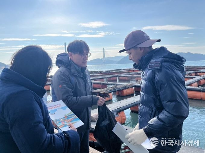 여수시가 저수온 대비 양식장 교육자료 배포 등 현장 지도·점검을 실시했다.