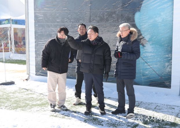 신병대 청주부시장, 생명누리공원 눈썰매장 운영 중간점검. 사진(오른쪽에서 두번째 신병대 부시장)