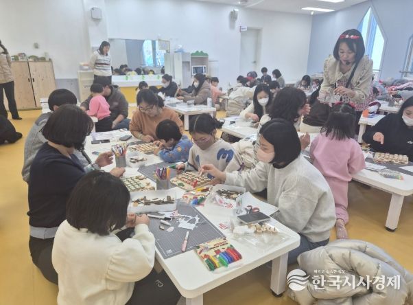 울산지역 유아와 가족들이 24일 유아교육진흥원에서 ‘가족이 함께 만드는 나무 달력’ 프로그램에 참여하고 있다