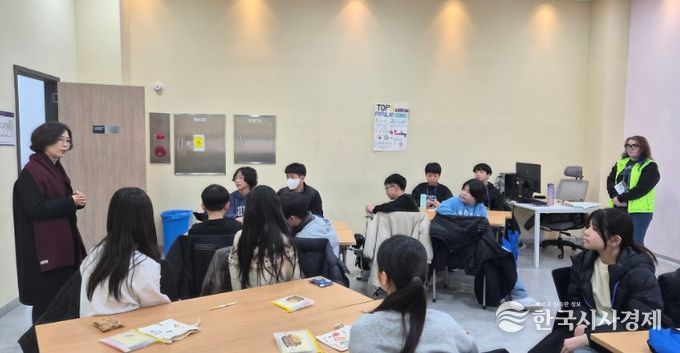 군포의왕교육지원청 정숙경 교육장이 양평캠퍼스를 방문해 글로컬 언어 캠프 활성화 방안을 논의하고 있다.