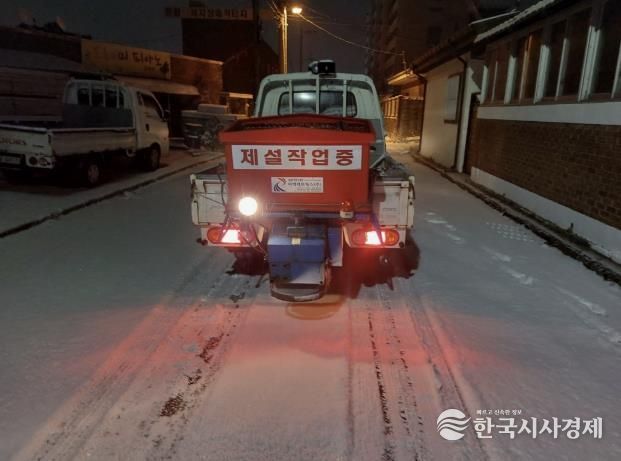 충주시, 강설 대비 제설작업 총력…출근길 안전 확보