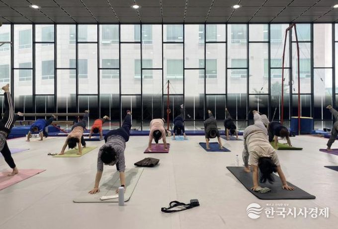 지난해 개최된 5060 골든웰빙운동 강좌에 참여한 주민들