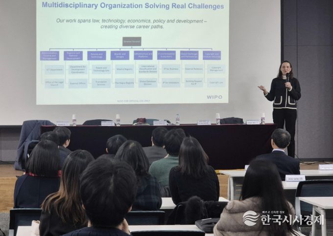 아델라이드 바르비에(Adelaide Barbier) WIPO 인사국장이 2월 3일 14시, 대한변리사회 회관(서울시 서초구)에서 채용 설명회를 진행하고 있다.