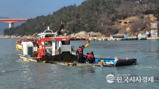 완도해경, 신지도 인근 침수 선박서 승선원 2명 신속 구조