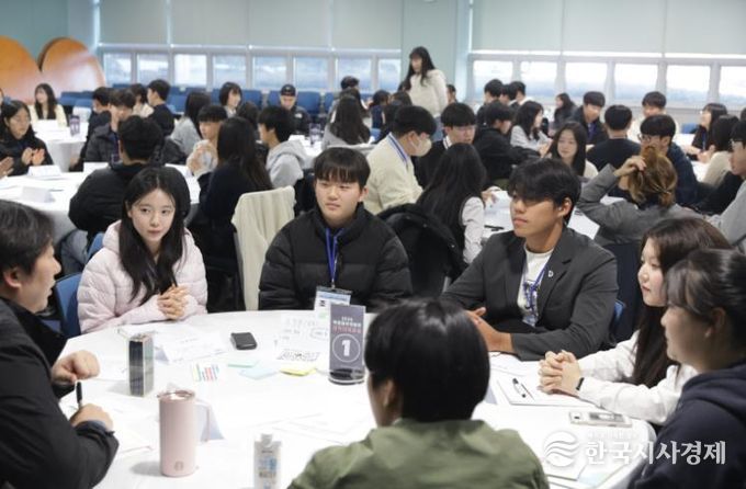 울산 중고교 학생 대표들이 7일 외솔회의실에서 참여예산제에 대해 토론하고 있다