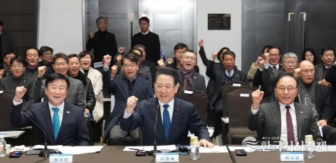 2026여수세계섬박람회조직위원회 공동위원장(왼쪽부터 정기명 여수시장, 김영록 전라남도지사, 박수관 ㈜YC-TEC 회장)이 지난 9일 여수 소노캄에서 열린 ‘2026여수세계섬박람회 도민보고회’에서 참석자들과 기념촬영을 하고 있다.