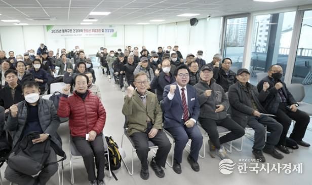 박일하 동작구청장이 지난해 11월, 건강관리청에서 열린 동작구민 건강대학 ‘전립선 질환 무료검진 및 건강강좌’ 수업에 참여해 주민들과 사진 촬영을 하고 있다.