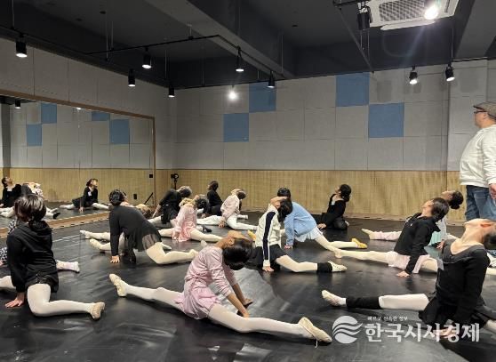재)영덕문화관광재단이 운영하는 노년 발레 클래스에서 참여자들이 발레 동작을 응용한 스트레칭 수업을 받고 있다.