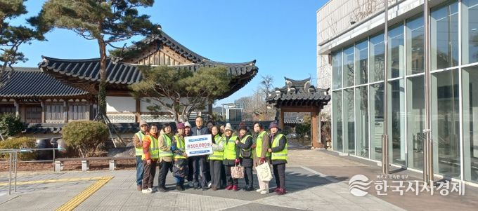 전주한옥마을 차량통제원, 이웃돕기 성금 전달