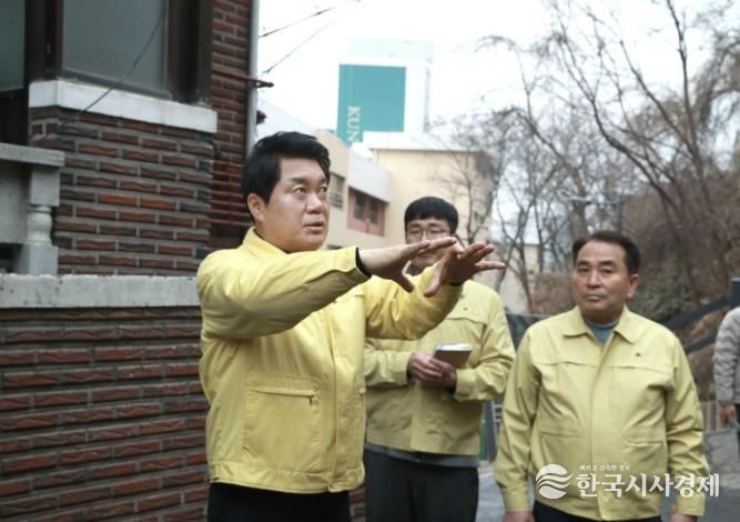 장군봉공원 옹벽 안전을 점검하며 당부의 말을 전하는 박준희 관악구청장(왼쪽 첫 번째)