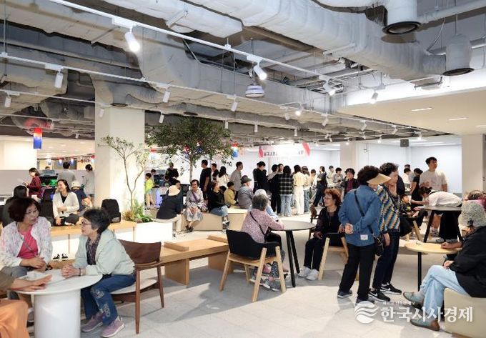 지난해 추석 연휴 동작구청에서 열린 테마파크에서 많은 구민들이 참여하여 즐거운 시간을 보내고 있다.