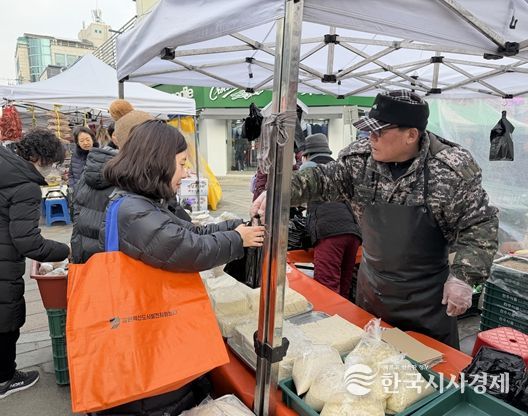 홍천 전통시장에서 장보기 행사
