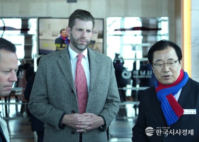 이현재 하남시장이 11일 유니온타워 전망대에서 에릭 트럼프 트럼프 그룹 총괄 부사장에게 ‘K-컬처 복합 콤플렉스(K-스타월드)’ 예정 부지를 안내하며 사업의 핵심 비전을 설명하고 있다.